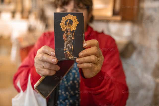 Anciana con Estampita de la Virgen - Banco de imágenes católicas - Fotografía por Yandry Fernández Perdomo