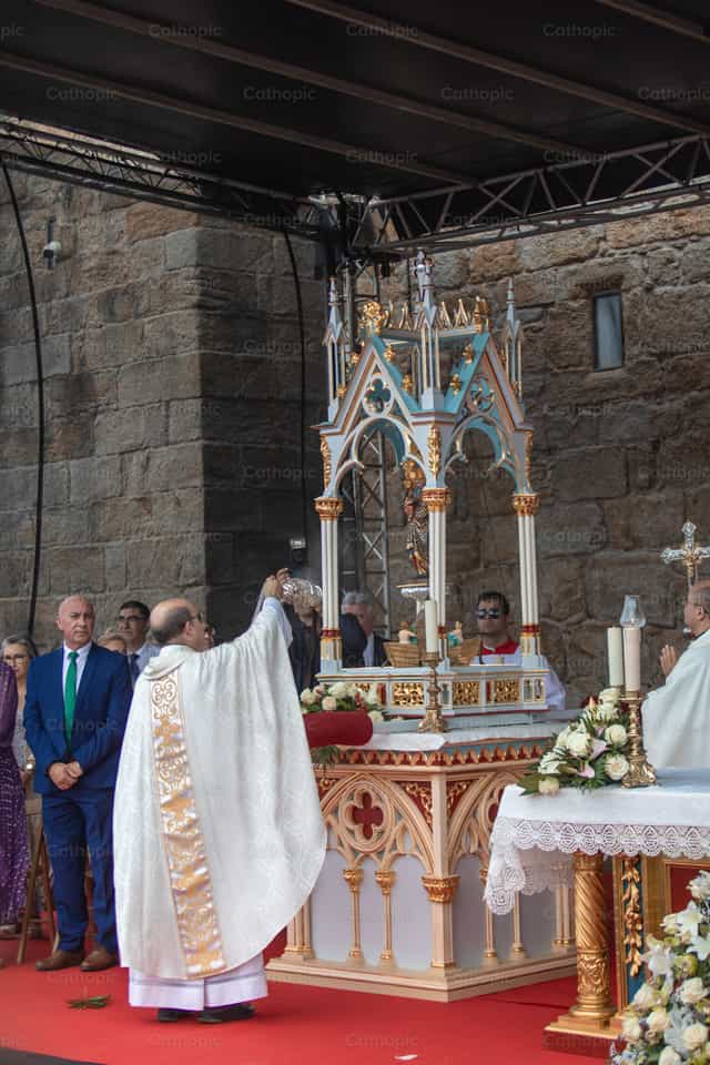 Sacerdote incensando a Virgem de La Barca - Imagens católicas de stock - Foto de Yandry Fernández Perdomo