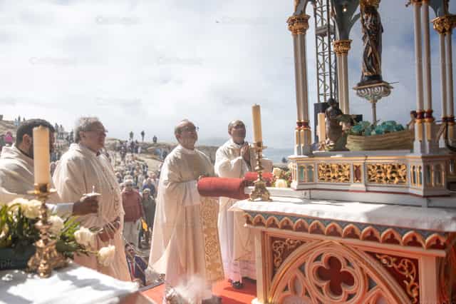 Sacerdotes Rezan Devotamente ante la Virgen - Banco de imágenes católicas - Fotografía por Yandry Fernández Perdomo
