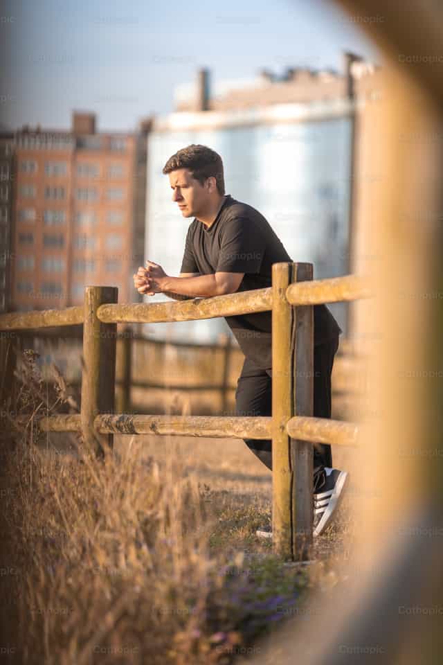 Jeune personne en prière - Images catholiques de stock