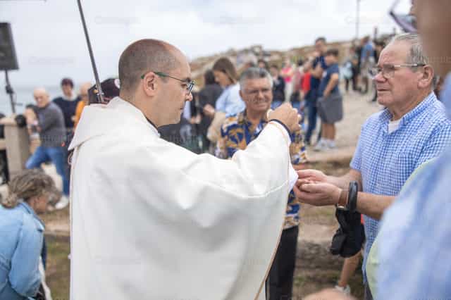 Distribución de la Comunión en Misa al Aire Libre - Banco de imágenes católicas - Fotografía por Yandry Fernández Perdomo