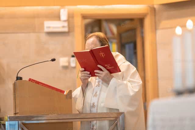 Sacerdote beija o Missal na celebração eucarística - Imagens católicas de stock - Foto de Yandry Fernández Perdomo