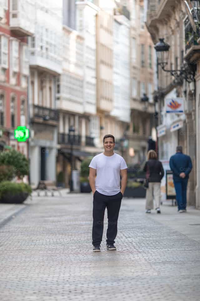 Joven con camiseta blanca caminando - Banco de imágenes católicas - Fotografía por Yandry Fernández Perdomo