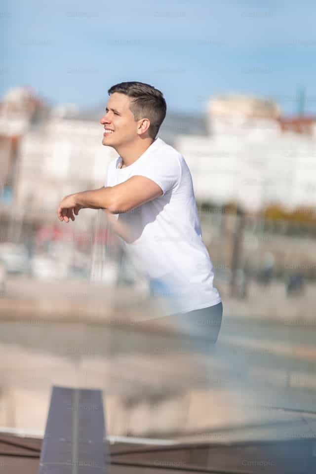 Joven mirando al cielo con alegría - Banco de imágenes católicas - Fotografía por Yandry Fernández Perdomo