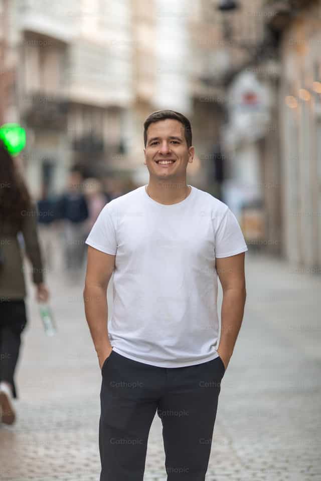 Joven alegre sonriendo - Banco de imágenes católicas - Fotografía por Yandry Fernández Perdomo