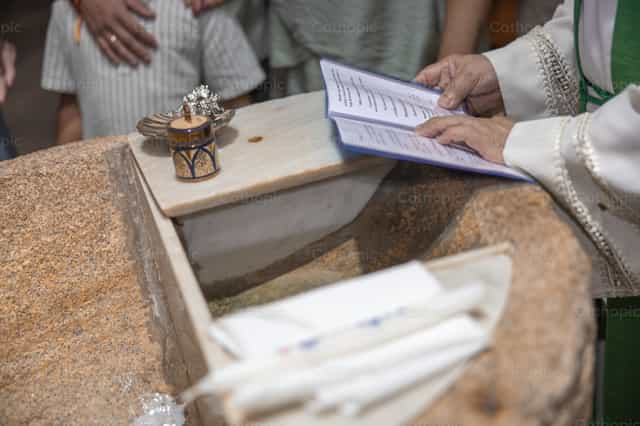 Liturgia do Batismo (sacerdote lendo o missal) - Imagens católicas de stock - Foto de Yandry Fernández Perdomo