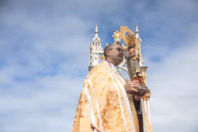 Sacerdote con la virgen de la barca - Banco de imágenes católicas - Fotografía por Yandry Fernández Perdomo