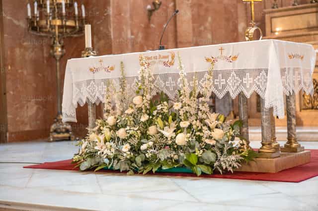 Flores Nupciales en el Altar de la Iglesia - Banco de imágenes católicas - Fotografía por Yandry Fernández Perdomo