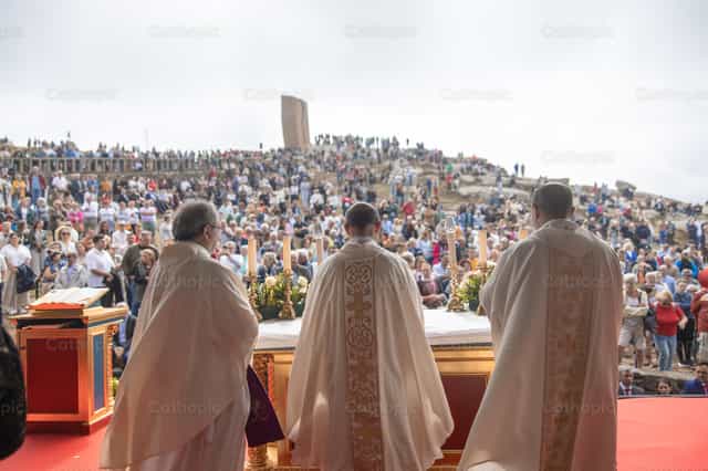 Misa Solemne al Aire Libre con Sacerdotes - Banco de imágenes católicas - Fotografía por Yandry Fernández Perdomo