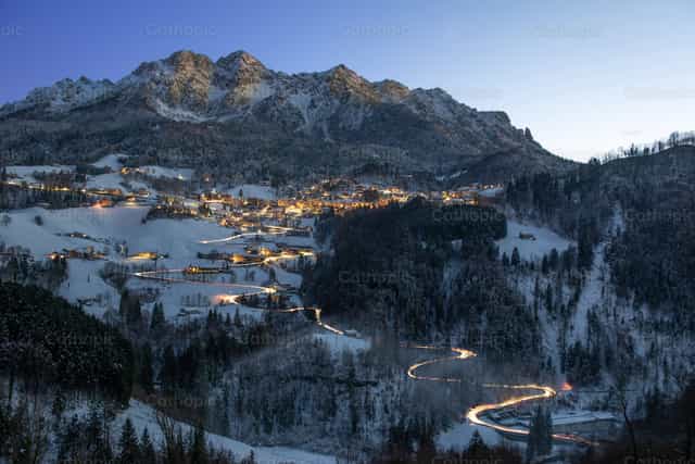 Mountain village in the evening after the snowfall - Catholic stock images - Photo by Pierluigi Palazzi