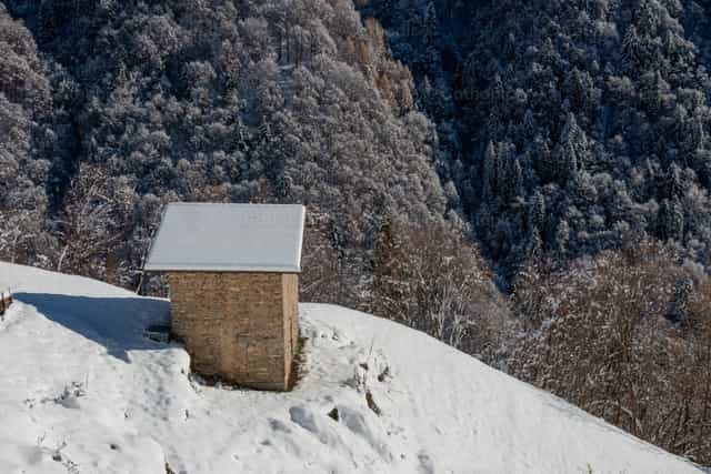 Ruina sumergida en la nieve - Banco de imágenes católicas - Fotografía por Pierluigi Palazzi