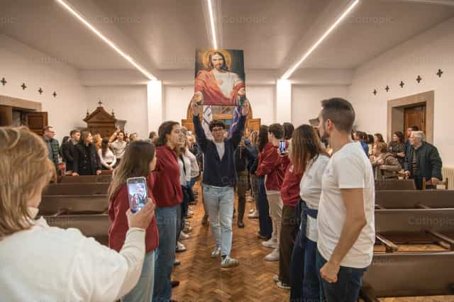 Joven carga imagen del Sagrado Corazón - Banco de imágenes católicas