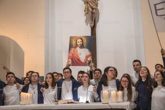 Jóvenes con el Sagrado Corazón de Jesús - Banco de imágenes católicas - Fotografía por Yandry Fernández Perdomo