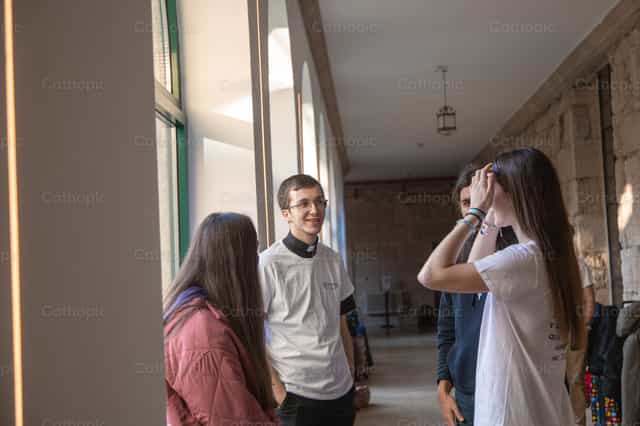 Sacerdote joven dialoga con jóvenes - Banco de imágenes católicas