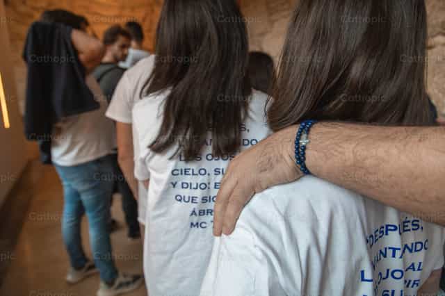 Detalle de manos en abrazo de consuelo - Banco de imágenes católicas - Fotografía por Yandry Fernández Perdomo