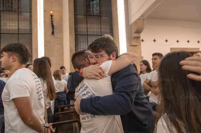 Jóvenes se abrazan en gesto de perdón - Banco de imágenes católicas - Fotografía por Yandry Fernández Perdomo