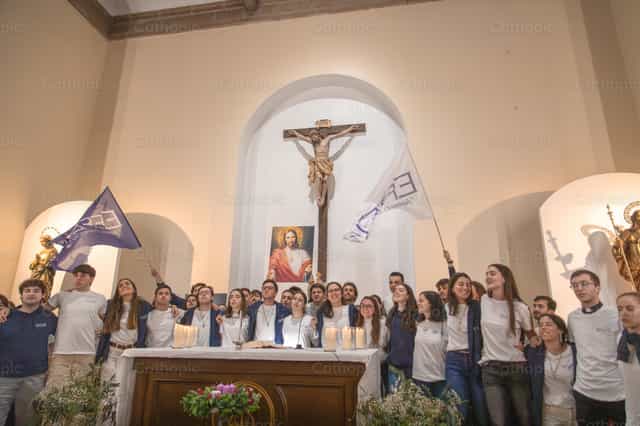 Jóvenes de Effetá rezan y cantan en iglesia - Banco de imágenes católicas