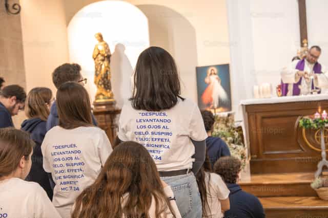 Jóvenes en misa rezan ante la Divina Misericordia - Banco de imágenes católicas - Fotografía por Yandry Fernández Perdomo