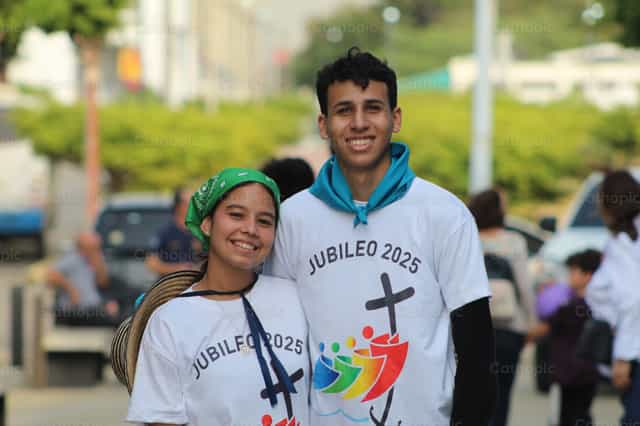 Pilgrim youth of hope - Catholic stock images - Photo by Diana Gonzalez