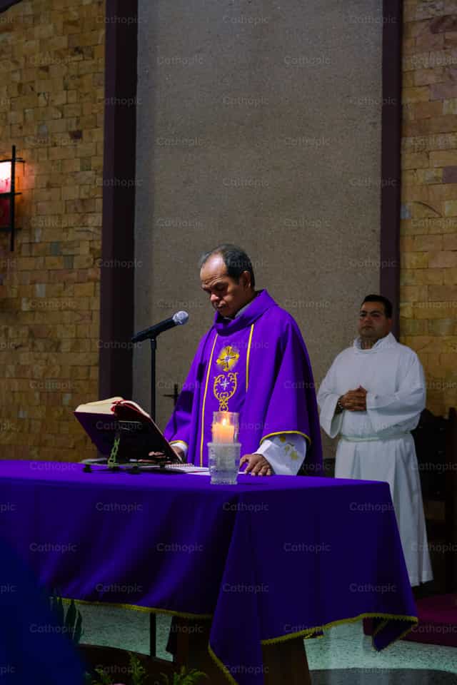 Sacerdote reflexionando en el tiempo del Adviento - Banco de imágenes católicas