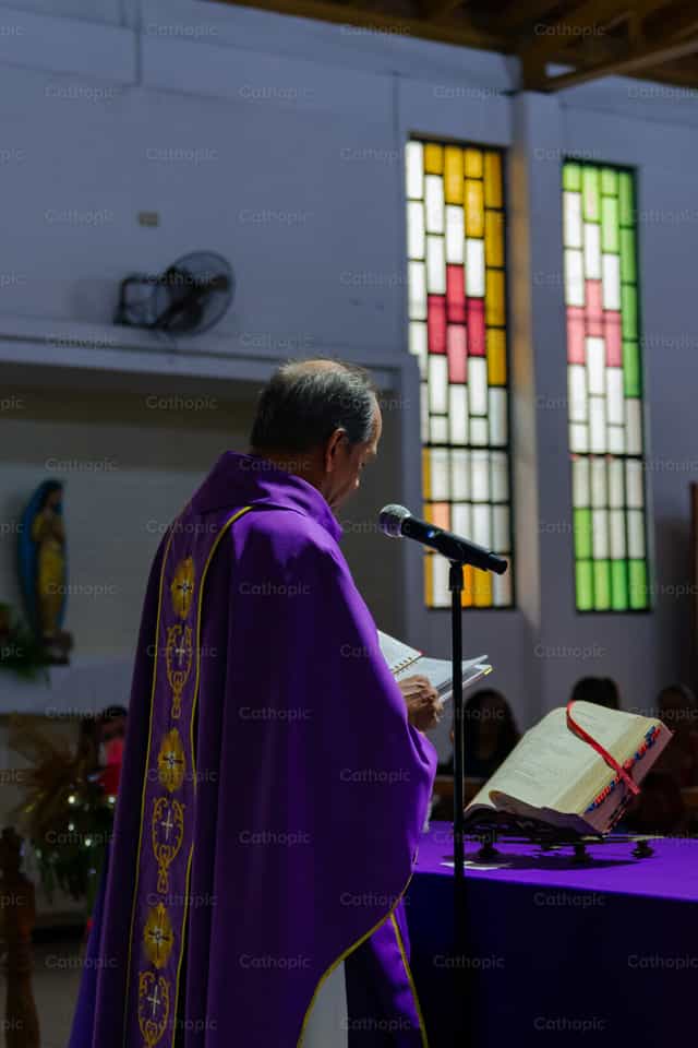 Célébrer l’Eucharistie - Images catholiques de stock