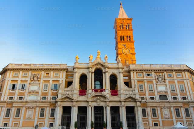 Fachada da Basílica Papal de Santa Maria Maior - Imagens católicas de stock