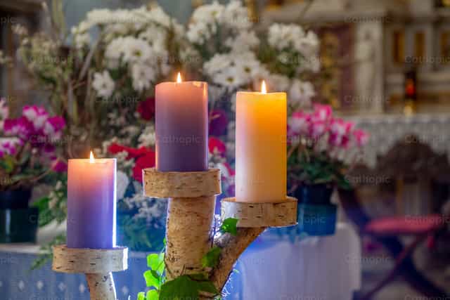 Velas encendidas en anticipación a la Navidad - Banco de imágenes católicas - Fotografía por Pierluigi Palazzi