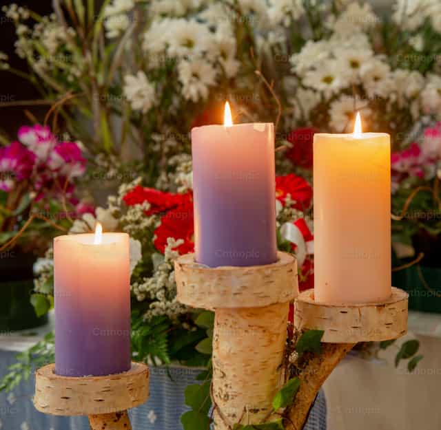 Velas encendidas en anticipación a la Navidad - Banco de imágenes católicas