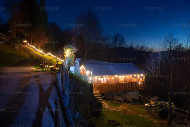 Casa de madera iluminada al atardecer - Banco de imágenes católicas - Fotografía por Pierluigi Palazzi