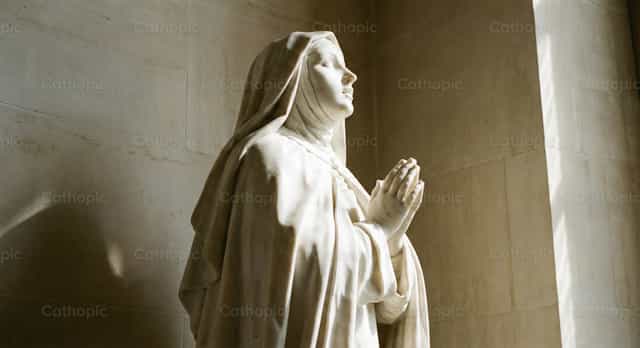 Sainte Thérèse d’Avila en marbre - Images catholiques de stock - Photo de Adrián Reina