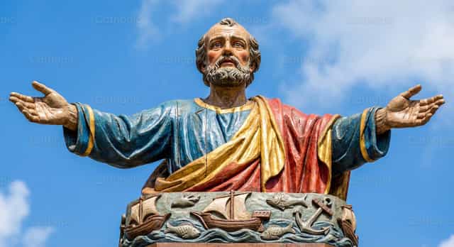 Escultura de San Pedro en madera policromada - Banco de imágenes católicas