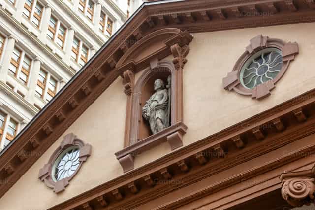 St. Paul’s Chapel New York: Architektur, die Geschichte und Moderne verbindet - Katholische Stockfotos - Foto von Antonio Gravante