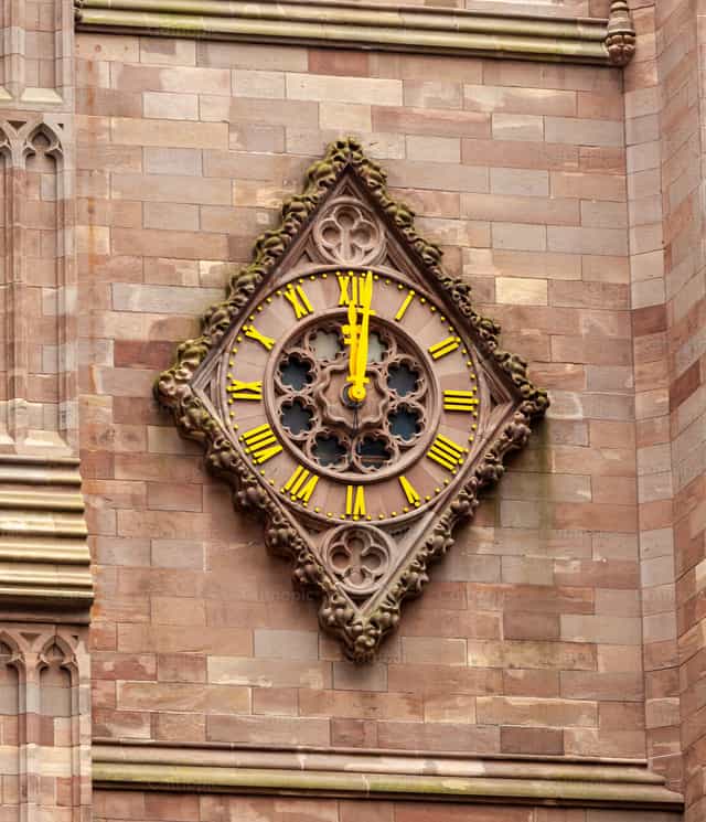 La esfera del reloj de la Iglesia de la Trinidad muestra las doce en Manhattan - Banco de imágenes católicas - Fotografía por Antonio Gravante