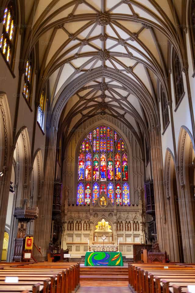 Trinity Church New York City – Innenansicht mit farbenfrohem Glasfenster - Katholische Stockfotos - Foto von Antonio Gravante
