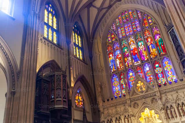 Interieur van Trinity Church met levendige glas-in-loodramen - Katholieke stockfoto's - Foto door Antonio Gravante