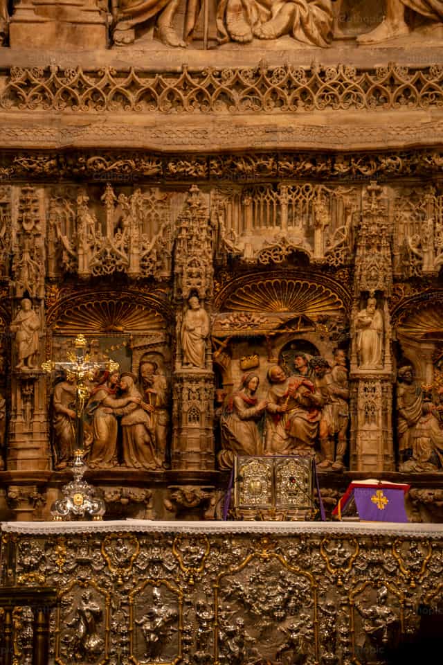 Altar sobre retablo - Banco de imágenes católicas - Fotografía por Rodrigo De Miguel