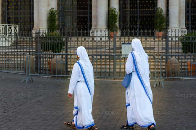 Misioneras de la Caridad caminando por Roma - Banco de imágenes católicas - Fotografía por Miguel White