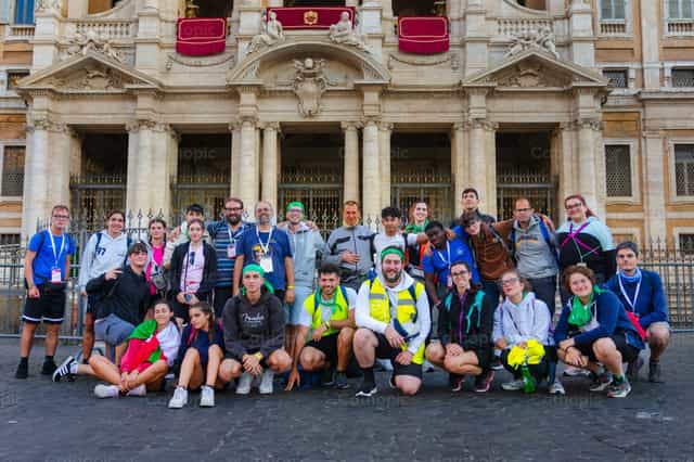 Grupo Peregrino en la Basílica Papal - Banco de imágenes católicas