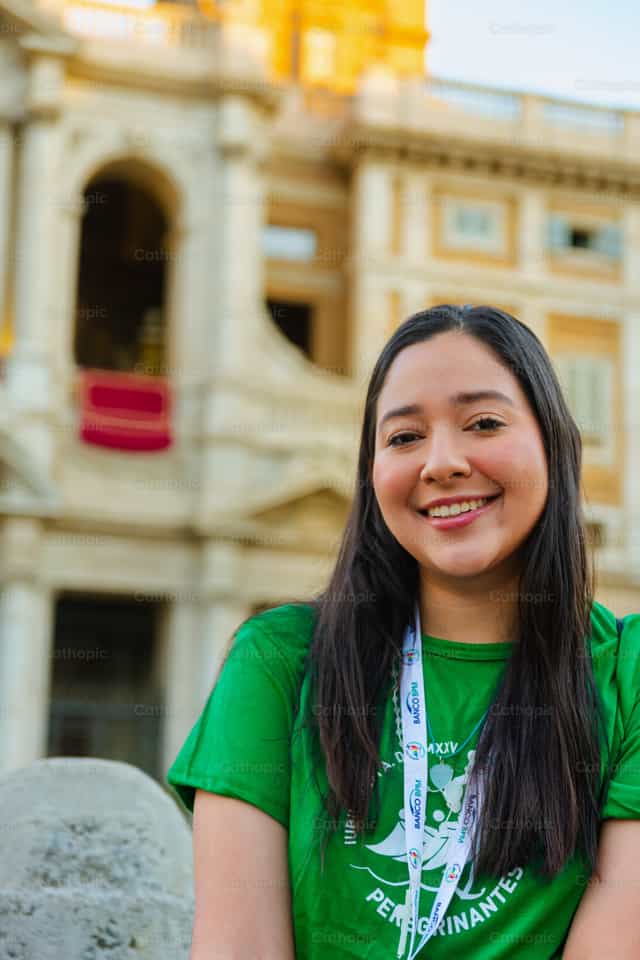 Joven peregrina sonriendo en Santa María la Mayor - Banco de imágenes católicas