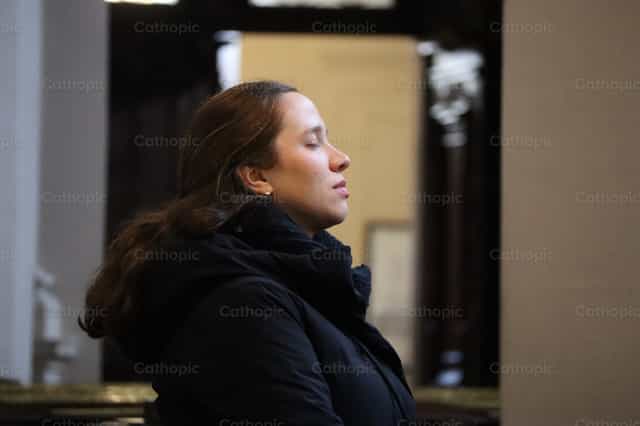 Mujer en oración - Banco de imágenes católicas