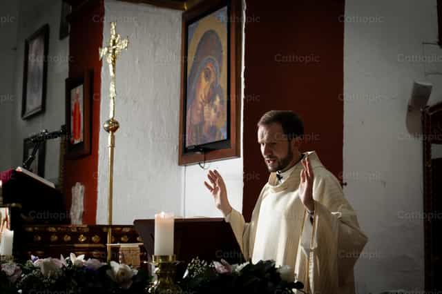 Sacerdote en el altar - Banco de imágenes católicas - Fotografía por Clina CG