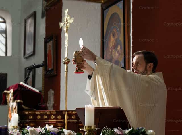 Sacerdote com a Hóstia e o Cálice - Imagens católicas de stock - Foto de Clina CG