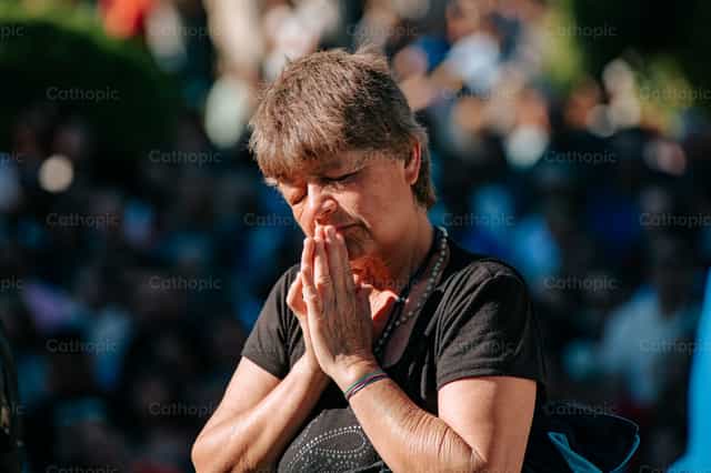 Woman praying - Catholic stock images - Photo by Tomás Andres Fernández Blanco