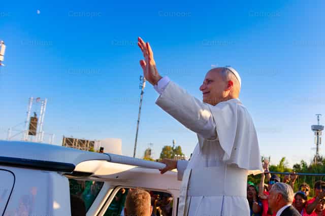 Papa León XIV sonriendo y saludando a los Jóvenes - Banco de imágenes católicas - Fotografía por Miguel White