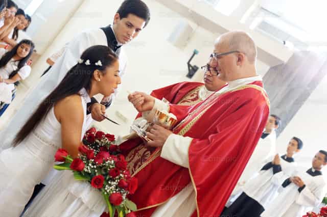 Réception de la communion - Images catholiques de stock