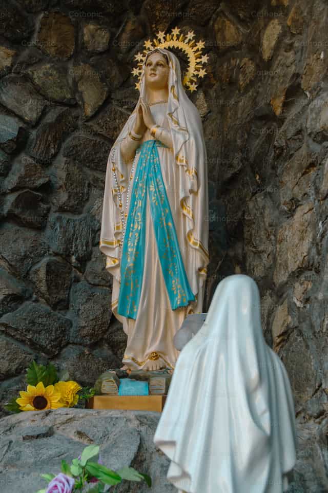 Nuestra Señora de Lourdes - Banco de imágenes católicas