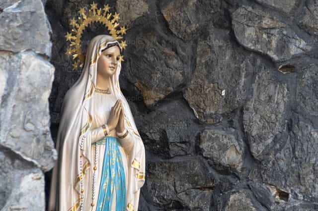 Nuestra Señora de Lourdes - Banco de imágenes católicas