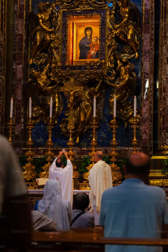 Consecration at the altar of Salus Populi Romani - Catholic stock images - Photo by Miguel White