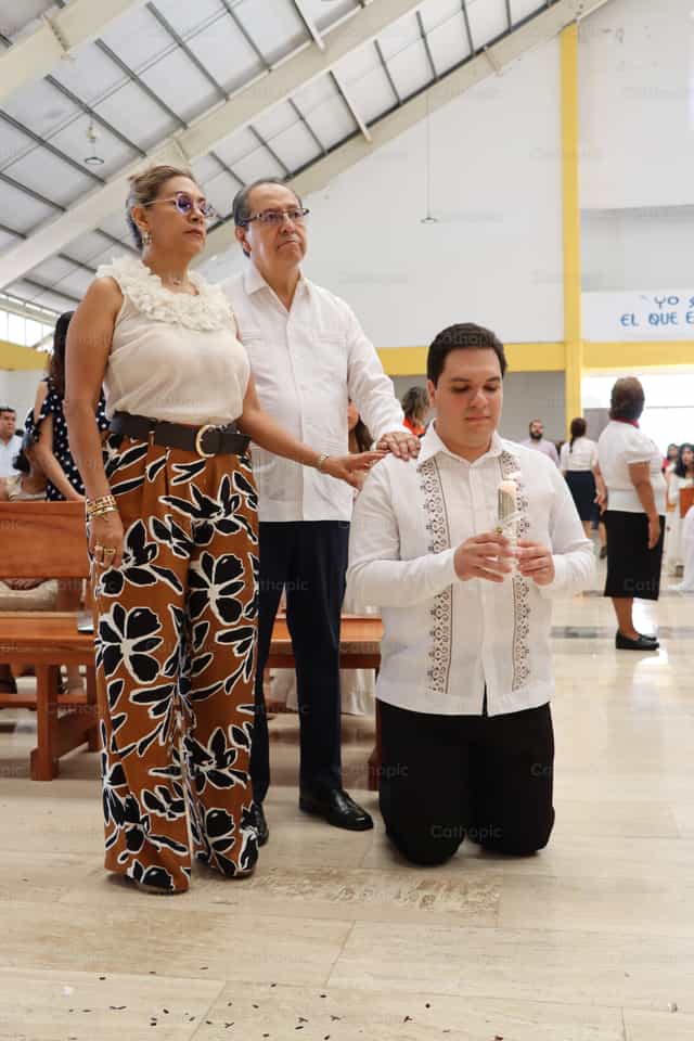 Sacrement de la Confirmation à genoux - Images catholiques de stock