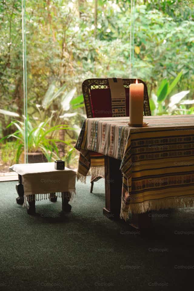 Vamos todos ao banquete, à Mesa da Criação. - Imagens católicas de stock